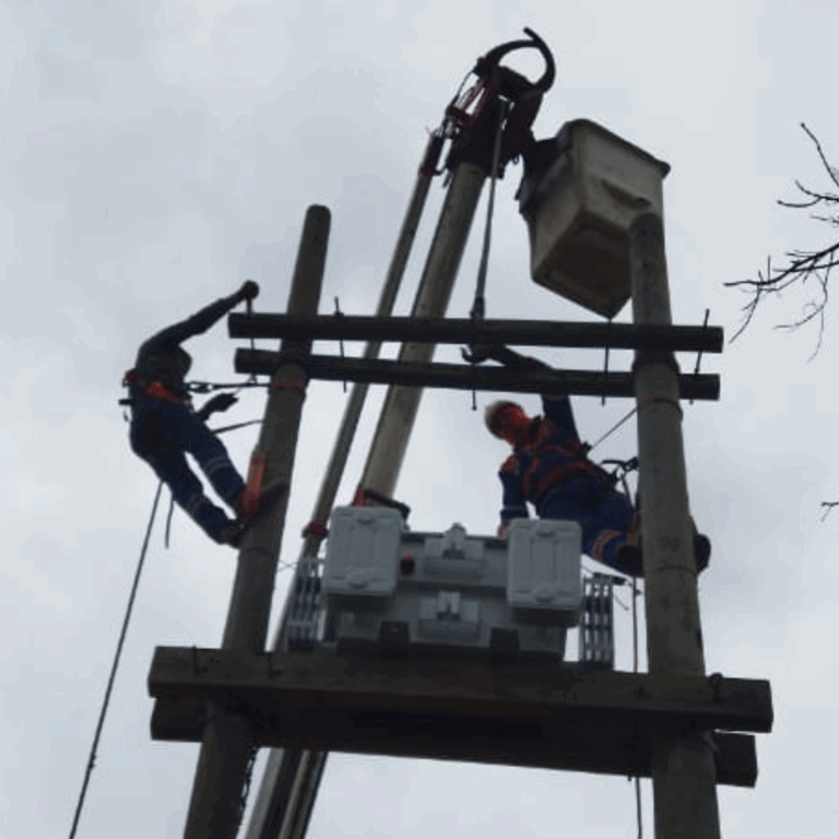 Técnico realizando mantenimiento eléctrico en redes industriales".