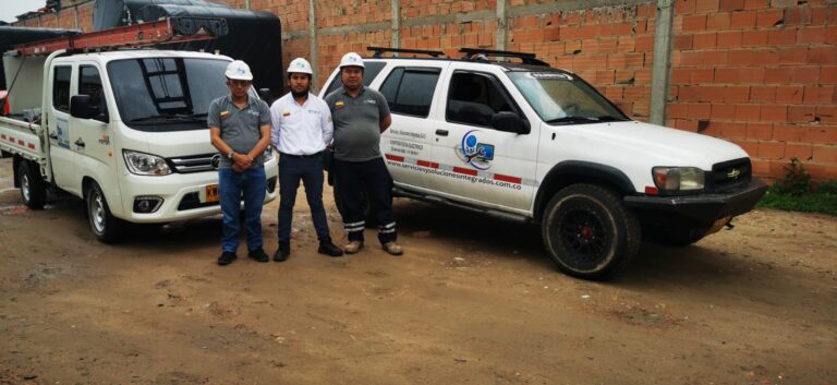Técnico realizando mantenimiento eléctrico en redes industriales".
