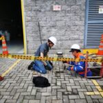 Técnico realizando mantenimiento eléctrico en redes industriales".